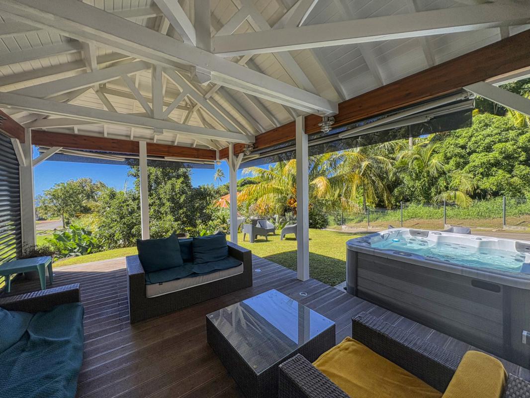 11.Location villa jacuzzi Saint Claude Guadeloupe_Terrasse Jacuzzi Jardin